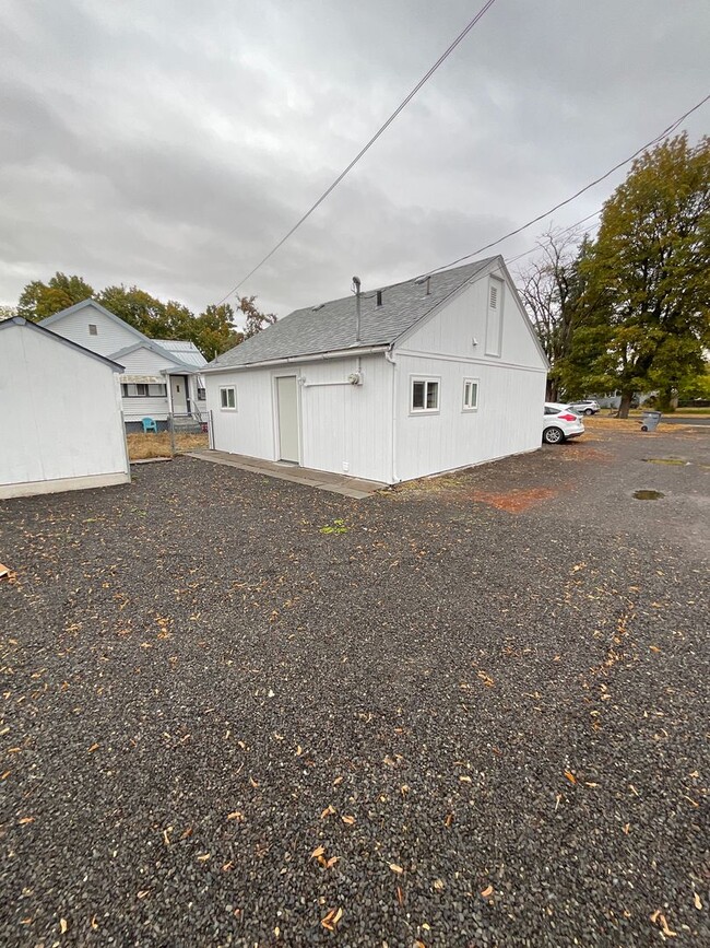 Building Photo - 1518 T Ave Unit 1518 1/2