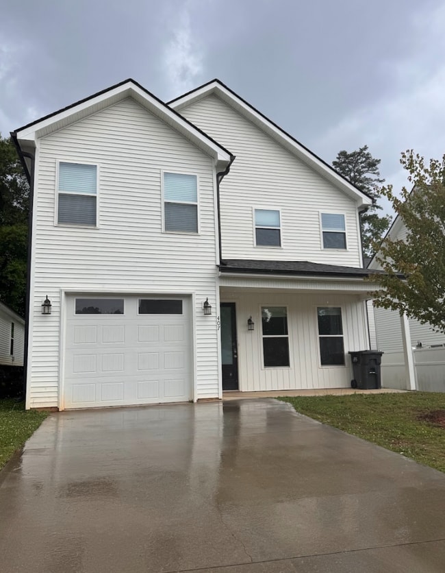 Building Photo - SIX BEDROOMS IN TRAVELERS REST?! YES, YOU READ THAT RIGHT!