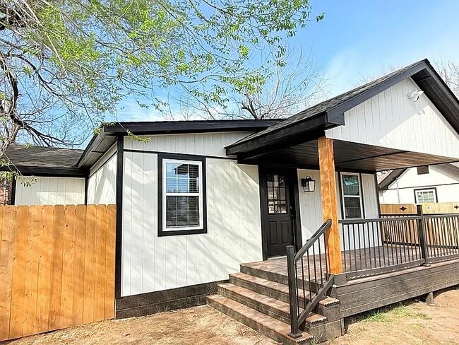 Photo - 5909 NW 40th St