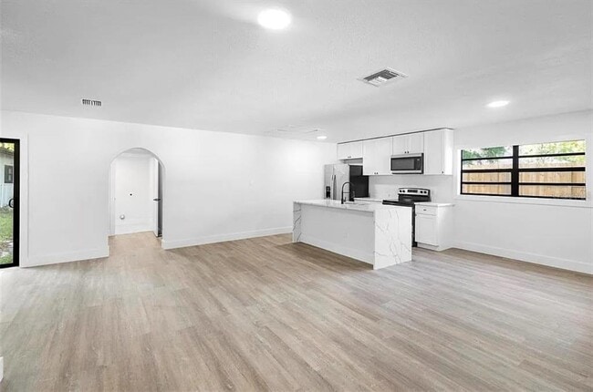 Photo - 2225 E Welch Rd