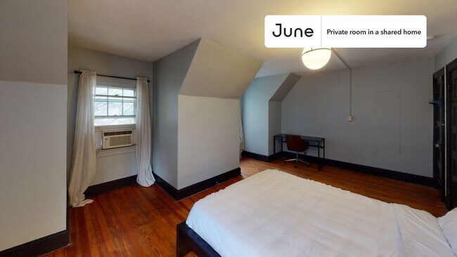 Room in Shared 7 bed/3.5 bath home in Woodley Park