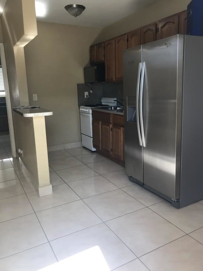 Building Photo - 3071 SW 27th Ave Unit 14