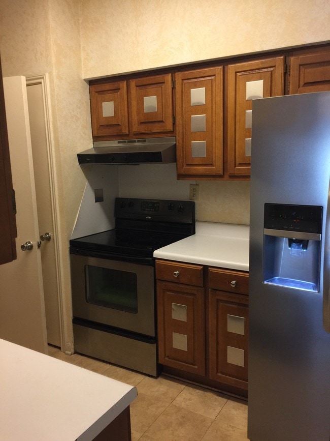 Kitchen - 2400 N Braeswood Blvd Unit 311