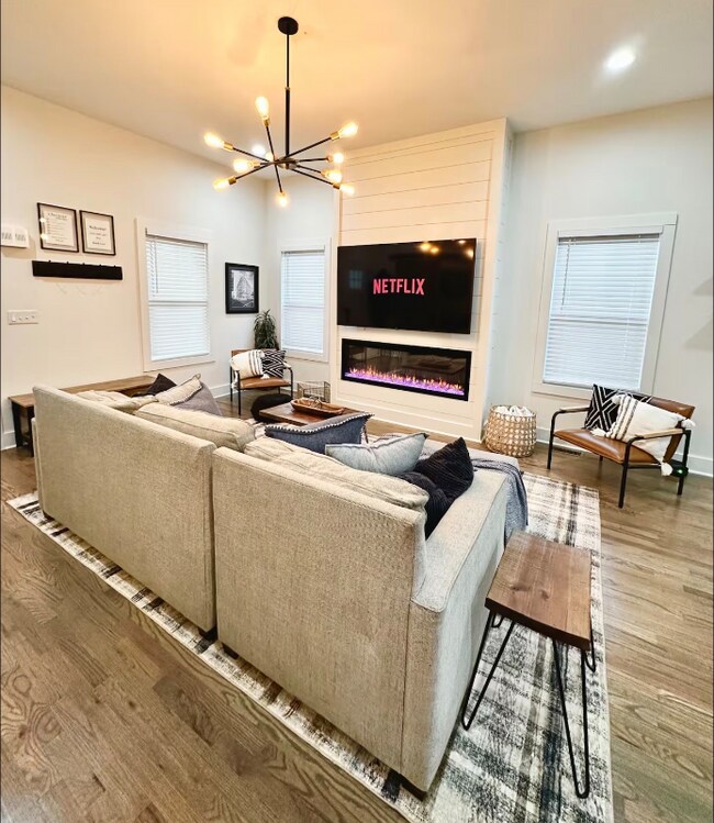 Photo - 240 Laurel Ave SW