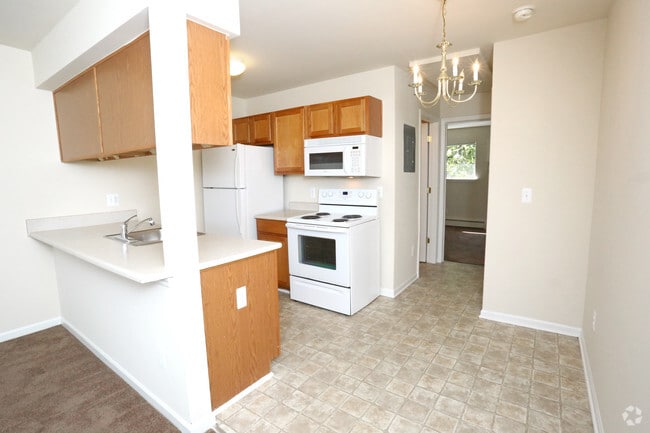 1BR, 1BA, 600sf - Dining & Kitchen