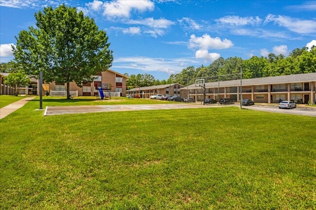 Photo - Welcome to Oxford Pointe Apartments – Comf...