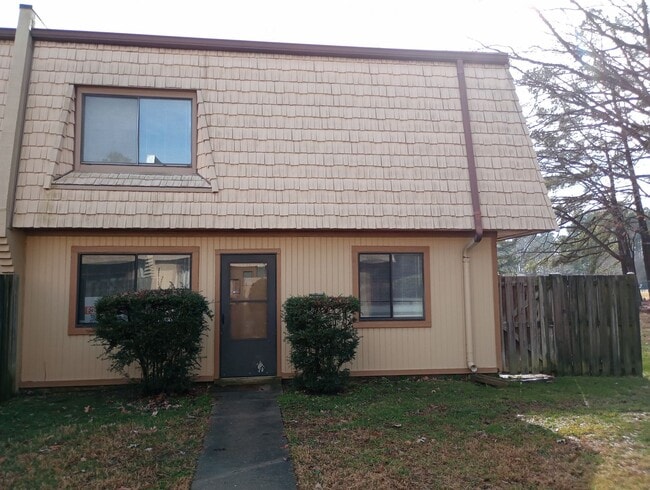 Building Photo - 3 Bedrooms, 2.5 Bathrooms Condo Rental