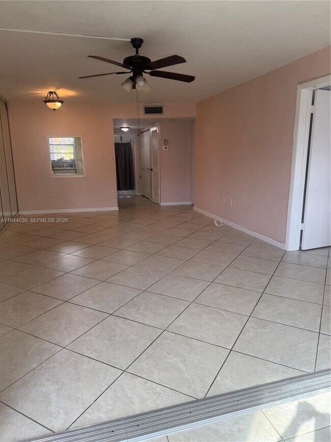 Photo - 8590 Sunrise Lakes Blvd Unidad 109