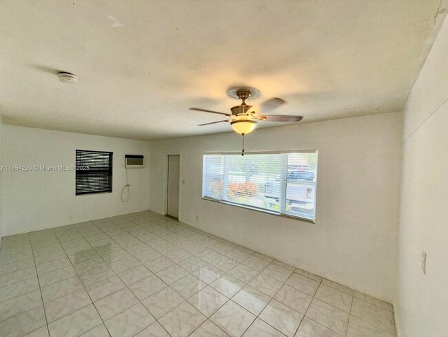 Building Photo - 1061 NE 34th Ct Unit 1061 Rental