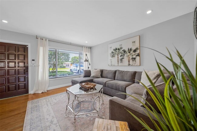 Photo - 1421 NE 41st St