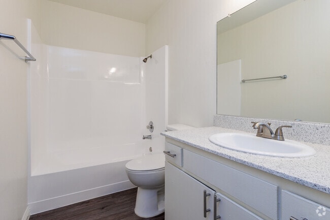 1BR, 1BA - 755SF - Bathroom