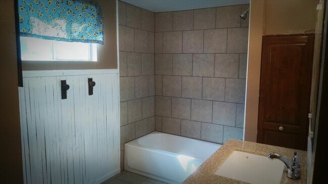 Baño completo (Foto 1) - 111 Washington Avenue