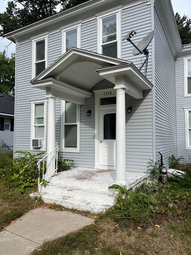Building Photo - 1518 W Charles St Unit 3 Rental