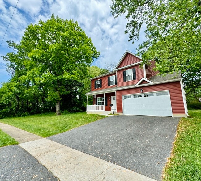 Garaje para dos autos y estacionamiento adicional en la entrada. - 2321 Farrand Dr