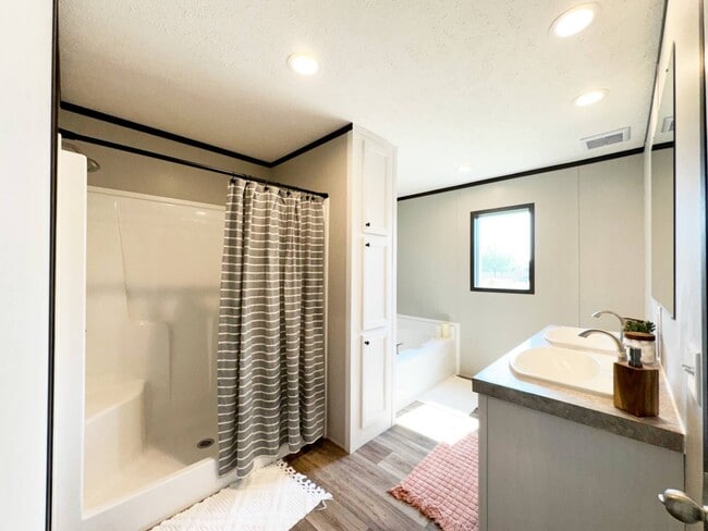 Photo - 1800 Oak Grove Rd E