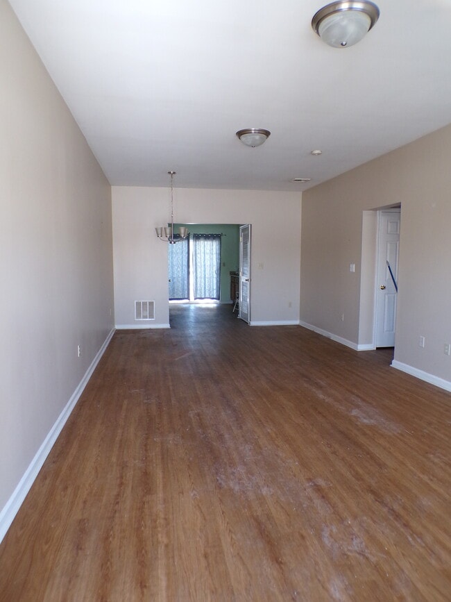 Living room - 2022 Mercer Way