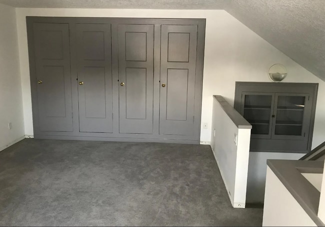 Armario en el desván - 5830 S Kelly Ave Unidad #1