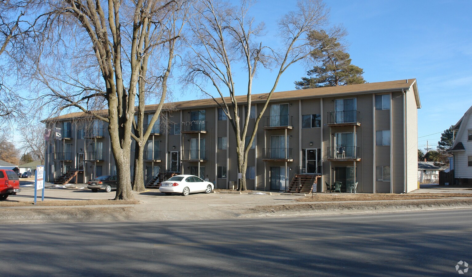 Monarch Apartments - Monarch Apartments