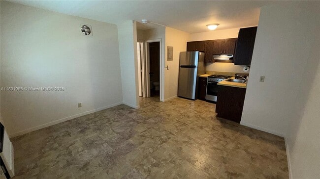 Building Photo - 2400 SW 42nd Ave Unit 2