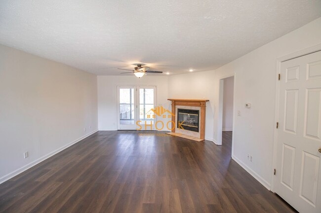LARGE TOWNHOME - LOTS OF SPACE!