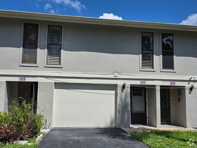Building Photo - Stunning 2 Bed / 2.5 Bath Townhouse with G...
