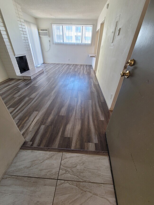 LIVING AREA - 7111 Woodley Ave Unidad 26