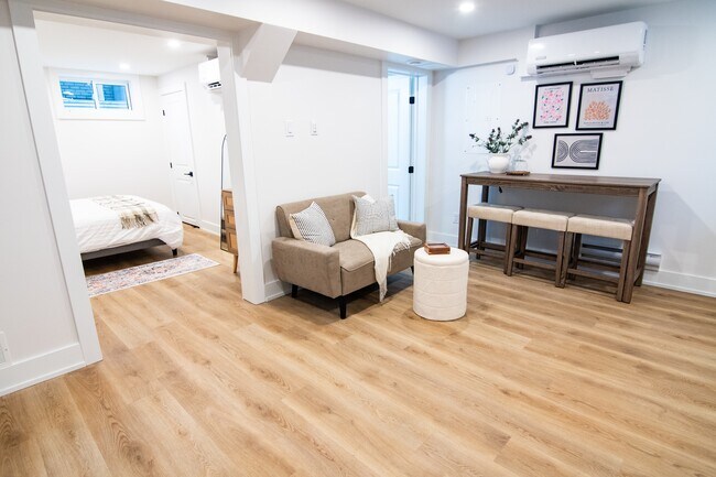 Building Photo - 142 Young St Unit C