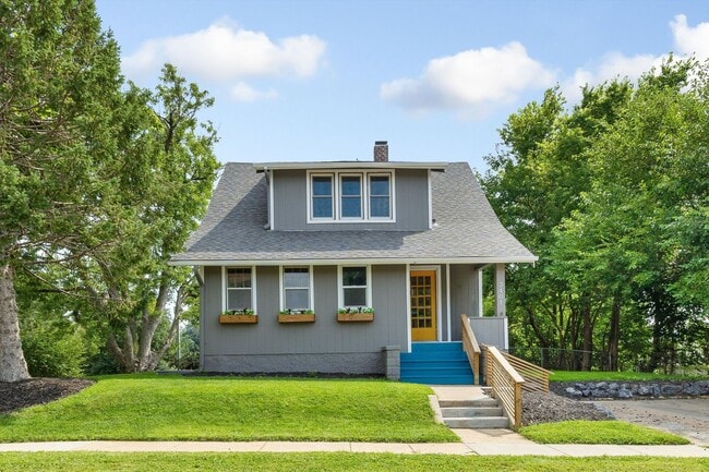 Building Photo - 3 Bedroom; 2 Bathroom near Hanscom Park! Rental