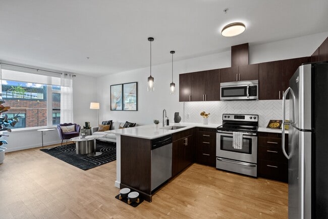 Cocina y sala de estar de concepto abierto en The Parker Apartments en Portland, OR 97209 - The Parker Apartamentos