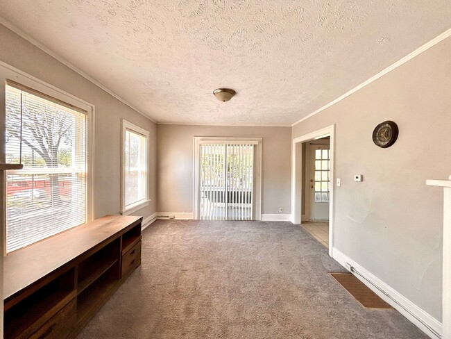 Building Photo - 39 Iona Ave Unit #2 Rental