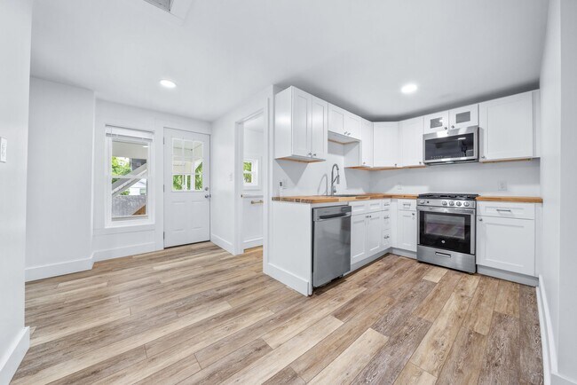 748 Fairview Ave NE Unit #3