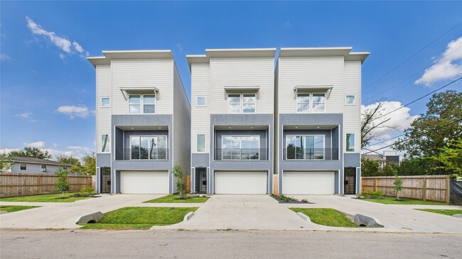 Building Photo - 3415 Daphne St