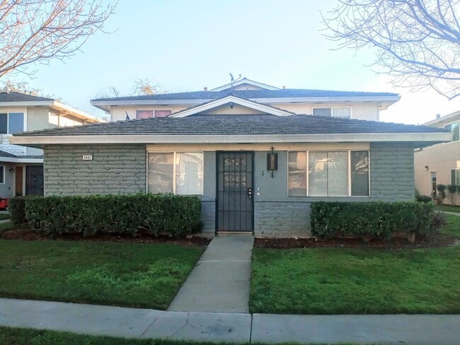 Building Photo - Ground Floor 2bd Condo With On-site Laundr... Unit 1
