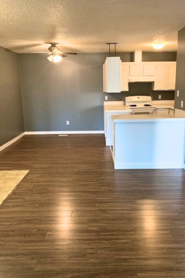 Photo - 10420-10100 100 Ave.