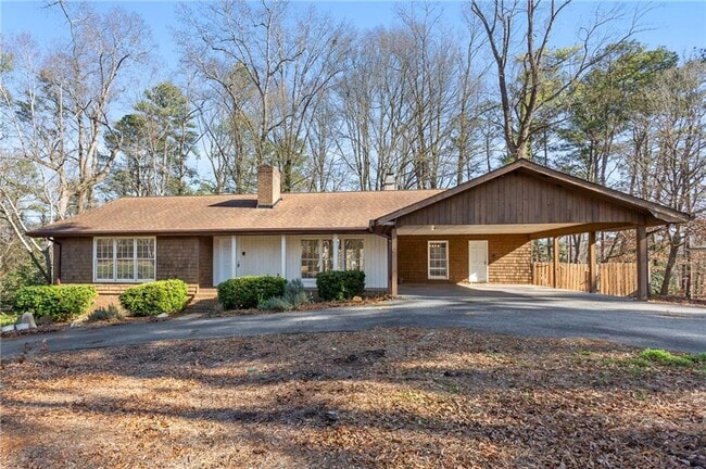 Building Photo - 3355 Pinetree Dr SE