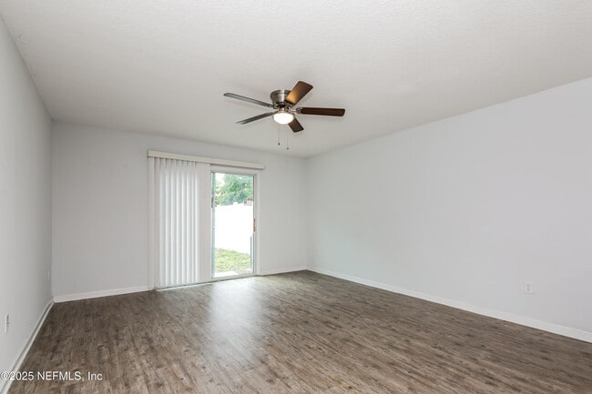 Photo - 530 Eiseman Wy