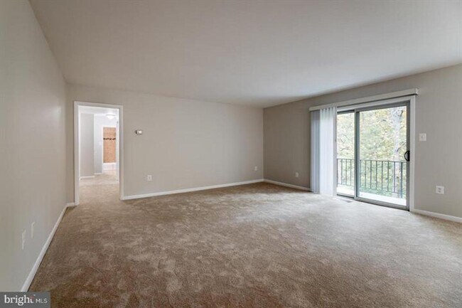 Photo - 10619 Weymouth St Unidad 102