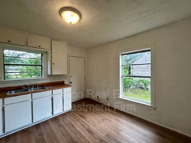 Photo - 734 W 74th St