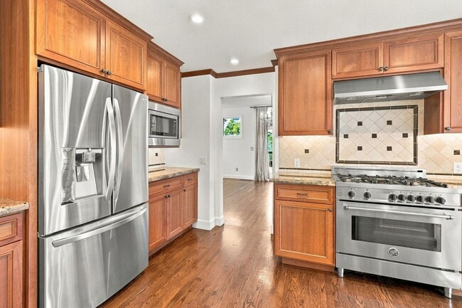 25 Biscayne Ct