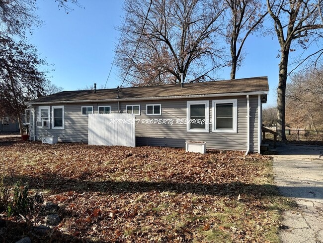 Building Photo - Charming 1 Bedroom Duplex