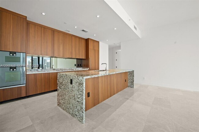 Building Photo - 175 SE 25th Rd Unit 2604