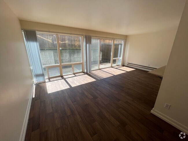 Building Photo - Spacious 2 bedroom 1 bath with large priva... Unit R-112 Rental