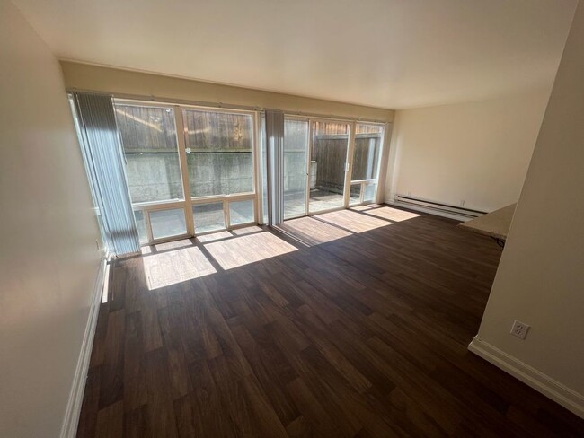 Spacious 2 bedroom 1 bath with large priva... - Spacious 2 bedroom 1 bath with large priva... Apartment Unit R-112