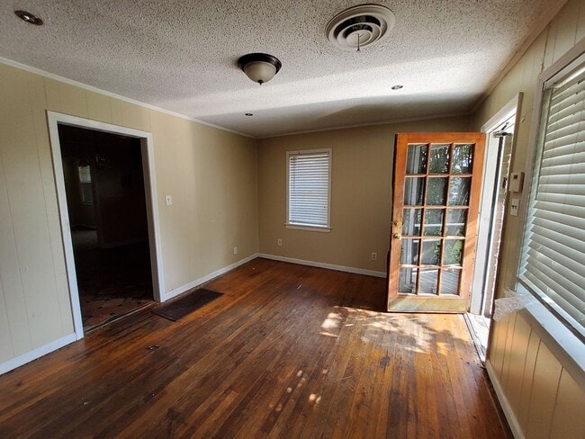 Photo - 300 Eastview St