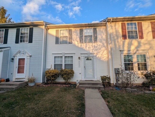 Building Photo - Well maintained townhouse in Robin Meadows Community with updated features available mid January!