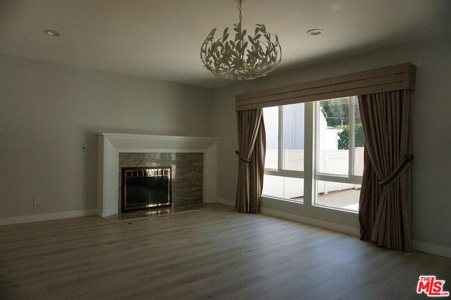 Photo - 221 N Bowling Green Way