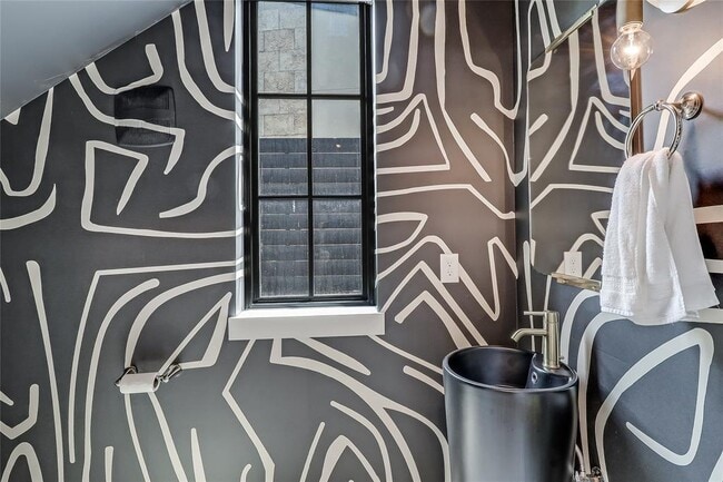 Photo - 1402 Drake Ave