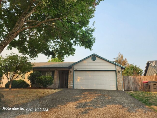 Building Photo - 531 SW Honeysuckle Ct