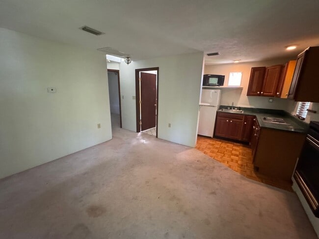 Photo - Charming 2 Bed, 1 Bath Carriage House with Garage in Historic Golfview