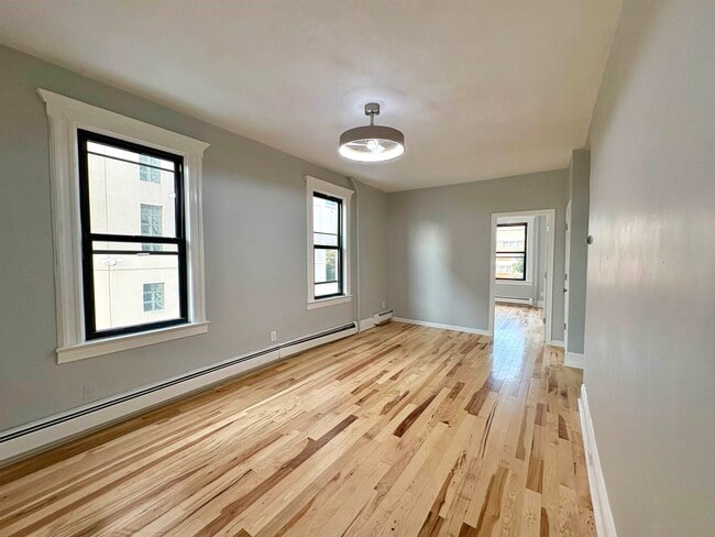 Building Photo - 136 W 25th St Unit 1